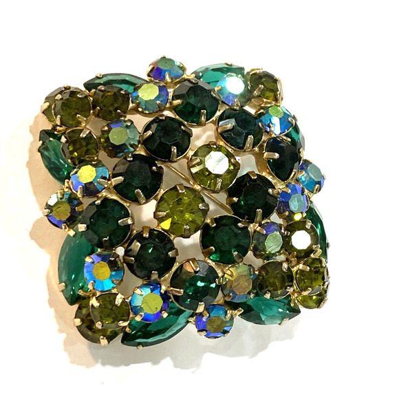 Vintage brooch massive cushion shaped square AB green rhinestones on goldtone - Picture 6 of 6